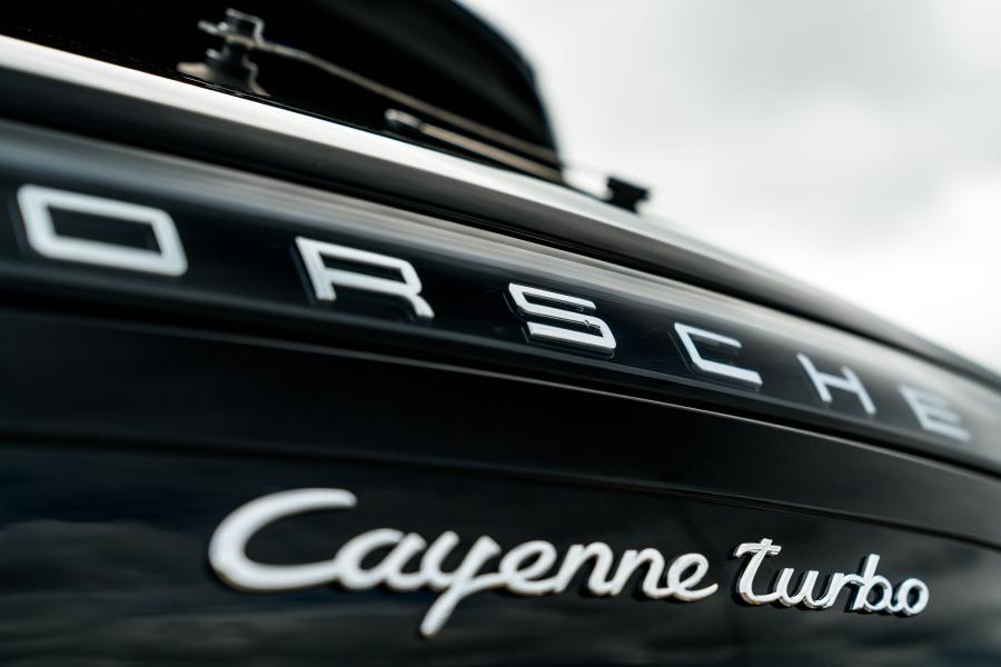 Логотип Porsche Cayenne Turbo (PO536) 2018 года  (UK) (фото 3 из 20)